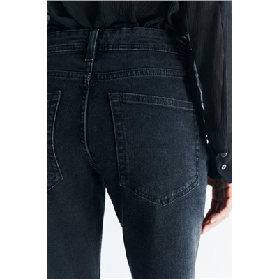 ZW COLLECTION RELAXED SLIM FIT MID-RISE JEANS