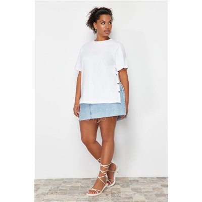 Beyaz Boyfriend Fit Yanda Çıt Çıt Detaylı %100 Pamuk Örme Büyük Beden T-shirt TBBSS24BF00000
