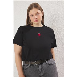Siyah Bisiklet Yaka Nakışlı Crop Örme Büyük beden T-shirt TBBSS25BF00015
