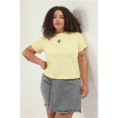 Sarı Bisiklet Yaka Nakışlı Crop Örme Büyük beden T-shirt TBBSS25BF00015