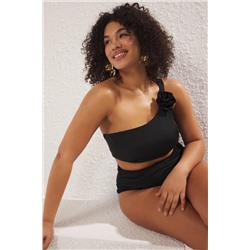 Siyah Tek Omuz Gül Aksesuar Detaylı Büyük Beden Bikini Üstü TBBSS25CT00010
