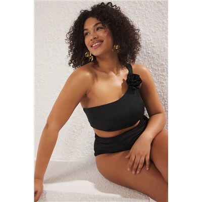 Siyah Tek Omuz Gül Aksesuar Detaylı Büyük Beden Bikini Üstü TBBSS25CT00010
