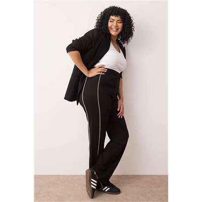 Siyah Straight Fit Beyaz Biye Detaylı Örme Krep Büyük Beden Pantolon TBBAW26AR00005