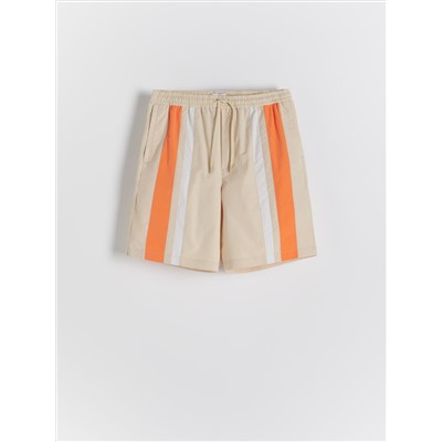 Shorts mit Seitenstreifen