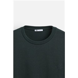CAMISETA TEXTO BORDADO