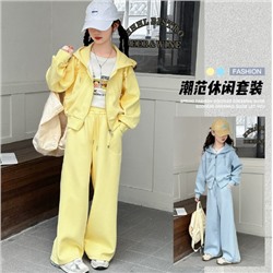 Костюм для девочек в трендовых цветах