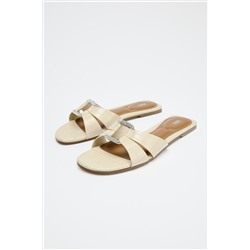 FLAT EMBOSSED BUCKLE SANDALS
