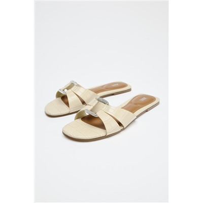 FLAT EMBOSSED BUCKLE SANDALS