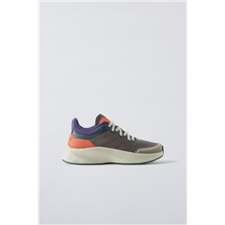 SPORTY SNEAKERS