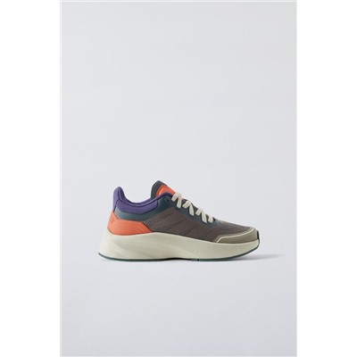 SPORTY SNEAKERS
