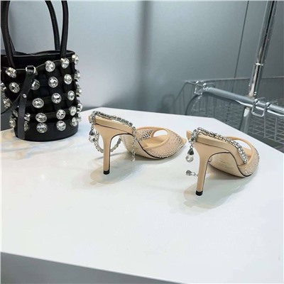 Более открытый вариант босоножек Jimmy Choo   Коллекция: Весна-Лето’24   Материалы: сетка инкрустированная кристаллами Swarovski, стелька из овечьей кожи Высота каблука: 9,5 см
