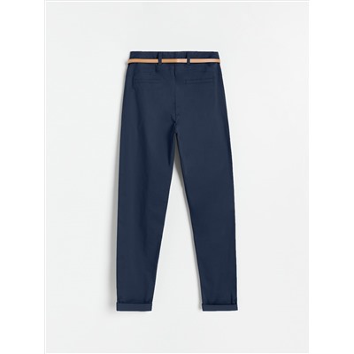 Chinohose mit Gürtel
