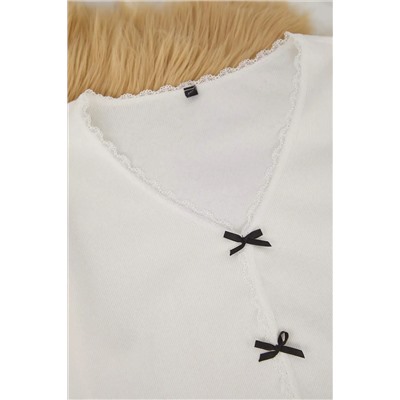 Ekru Beyaz Pamuklu Dantelli ve Kurdele/Fiyonk Detaylı Fitilli Örme Pijama Takımı TBBAW26AI00021