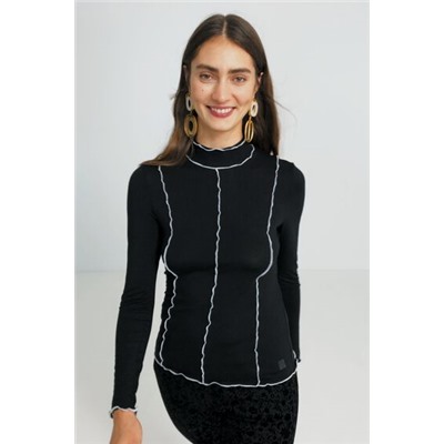 Camiseta slim ribetes