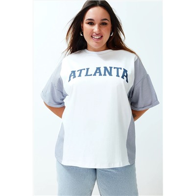 Beyaz Oversize Slogan Baskılı Kolda Çizgili Poplin Detaylı %100 Pamuk Örme T-shirt TBBSS24BF00017
