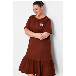 Kahverengi Eteği Fırfırlı Etiket Detaylı %100 Pamuk Örme Büyük Beden T-shirt Elbise TBBSS24AH00171
