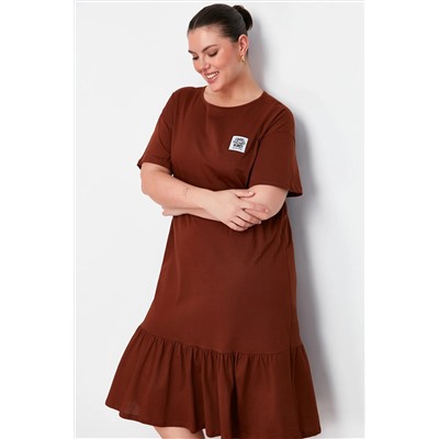 Kahverengi Eteği Fırfırlı Etiket Detaylı %100 Pamuk Örme Büyük Beden T-shirt Elbise TBBSS24AH00171