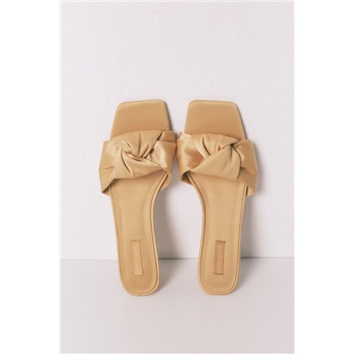 Sandalias tacón kitten satén mostaza