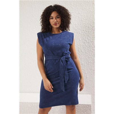 Indigo Kolları Vatklaı Kuşaklı Yıkamalı Örme Büyük Beden T-shirt Elbise TBBSS25AH00008