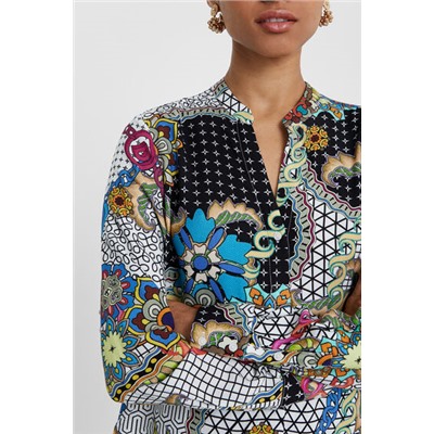 Blusa estampada cuello pico