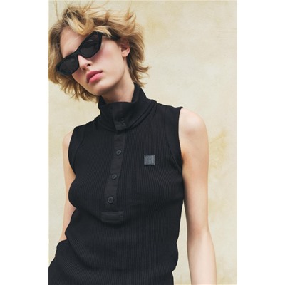 RIBBED TOP WITH LABEL