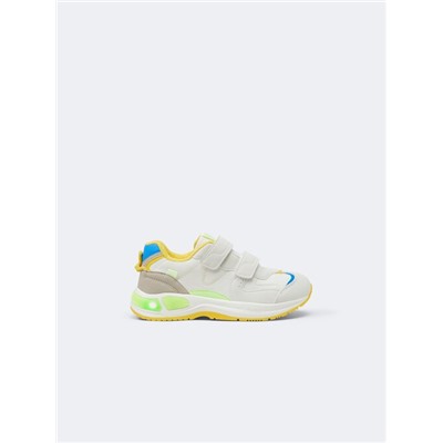 SNEAKERS WITH LIGHT DETAILS