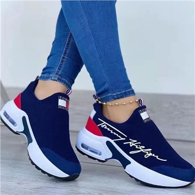 Женские кроссовки