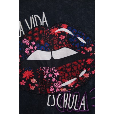 Camiseta parche labios bordados
