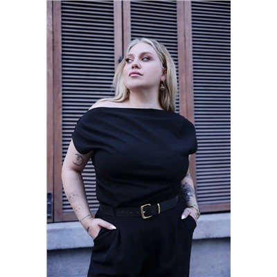 Siyah Büzgü/Drape Detaylı Dökümlü Asimetrik Yaka Örme Bluz TBBSS25AF00119