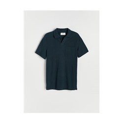 Polohemd im minimalistischen Stil