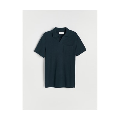Polohemd im minimalistischen Stil