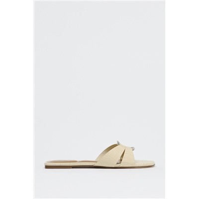 FLAT EMBOSSED BUCKLE SANDALS