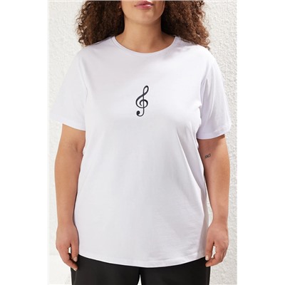 Beyaz Geniş Kalıp Nakış Detaylı Örme Büyük Beden T-Shirt TBBSS22BF00002