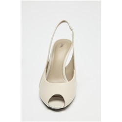 LEATHER HEELED SANDALS WITH OPENING DETAIL