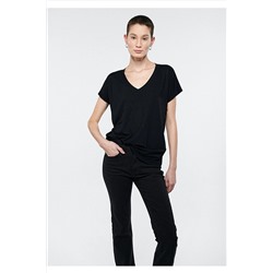 Mavi V Yaka Siyah Basic Tişört Regular Fit / Normal Kesim 167714-900