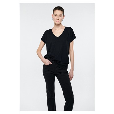Mavi V Yaka Siyah Basic Tişört Regular Fit / Normal Kesim 167714-900