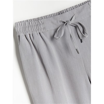 Jogger mit Bügelfalte