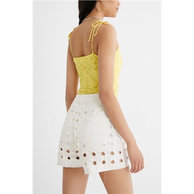 Pantalón short troquelado