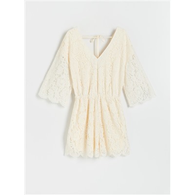 Kurzer Jumpsuit mit Spitzen