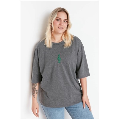Antrasit Geniş Kalıp Nakış Detaylı Örme Büyük Beden T-Shirt TBBSS22BF00002