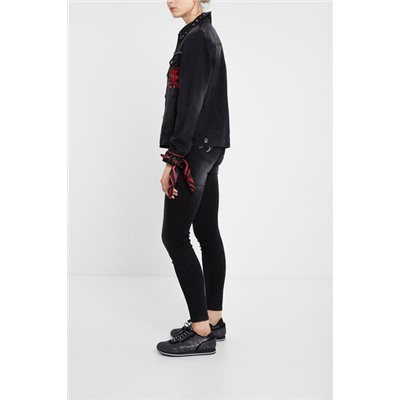 Cazadora denim detalles tachuelas