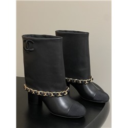 Кому хочется покороче, то есть такие стильные осенние полусапожки   Chane*l 🩷