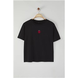 Siyah Bisiklet Yaka Nakışlı Crop Örme Büyük beden T-shirt TBBSS25BF00015