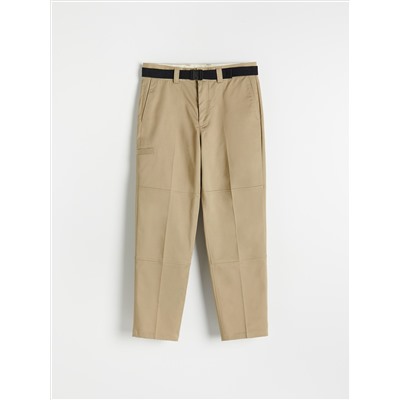 Chinohose mit Gürtel