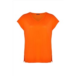 Turuncu Boyfriend V Yaka Yırtmaçlı %100 Pamuk Örme T-Shirt TBBSS22BF0036