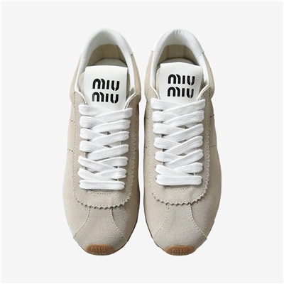 Mi*u Mi*u  👟  модные женские кроссовки в стиле ретро✔️  верхний слой выполнен из матовой коровьей кожи, подошва - износостойкая композитная резина.  Продавец указывает что отшиты из остатков оригинальных тканей✔️