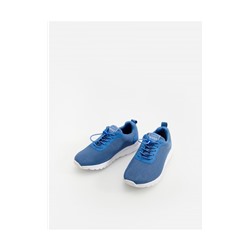 Sportschuhe mit Kontrastsohle