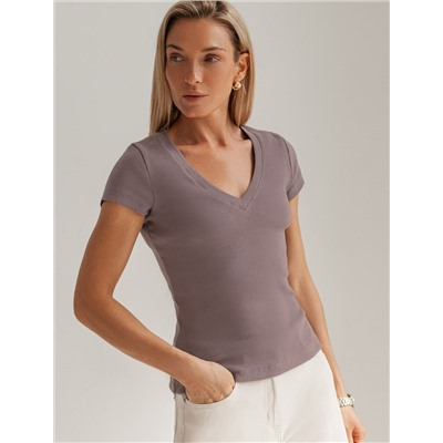 Футболка из плотного трикотажа в рубчик с V-образным вырезом