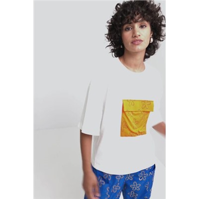 Camiseta bolsillo flores
