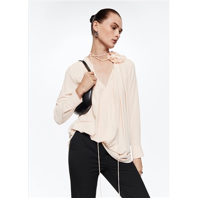 Blusa detalle flor